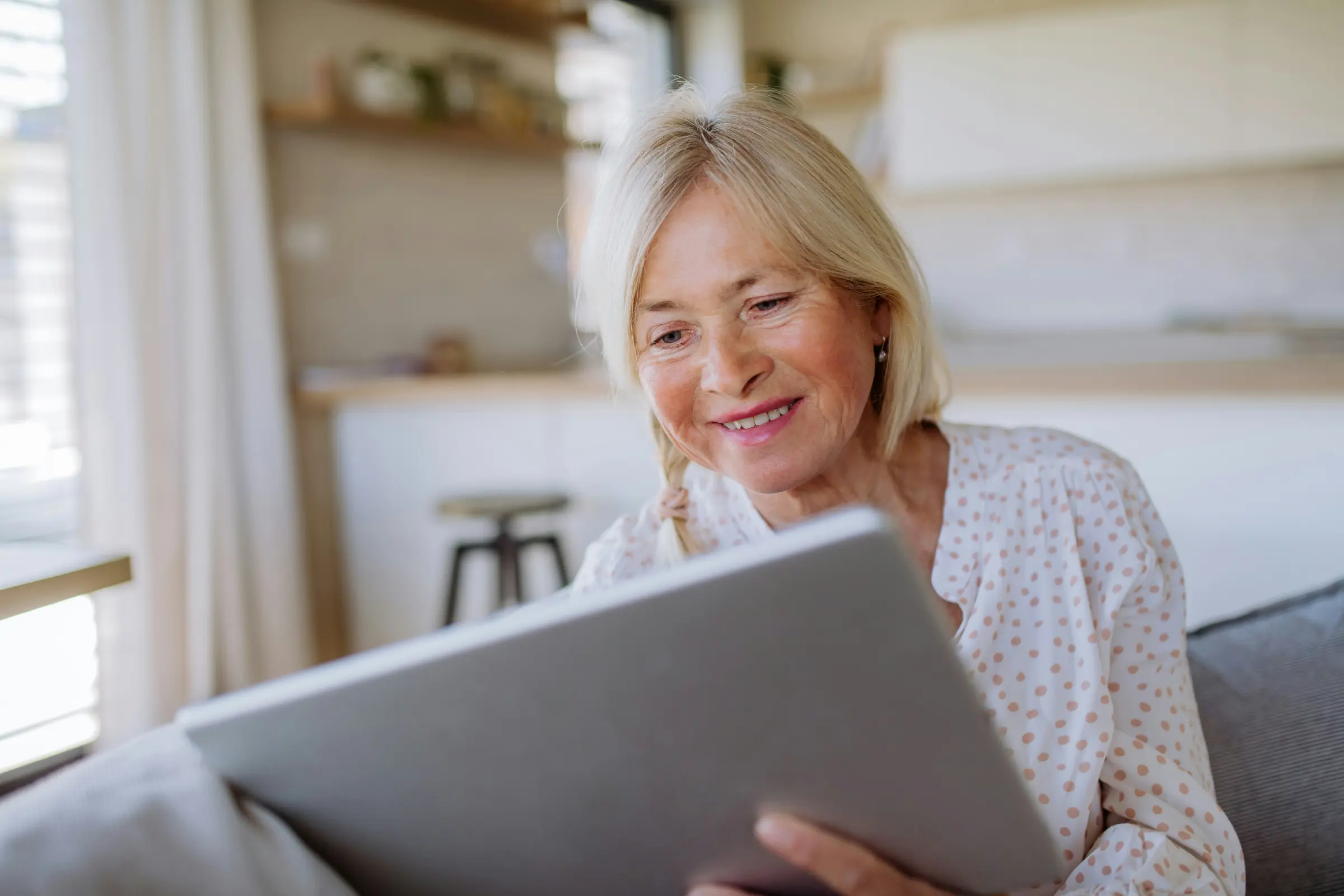 Mulher acessando Você Deixou Saudade pelo tablet